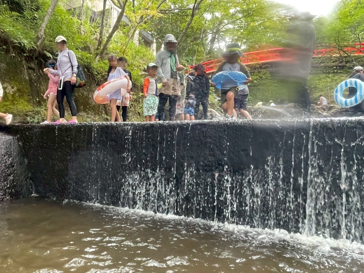 子どもの遊び場｜愛知県瀬戸市にある愛知高原国定公園・岩屋堂公園内にある天然プール（じゃぶじゃぶ池）で飛び込む男の子