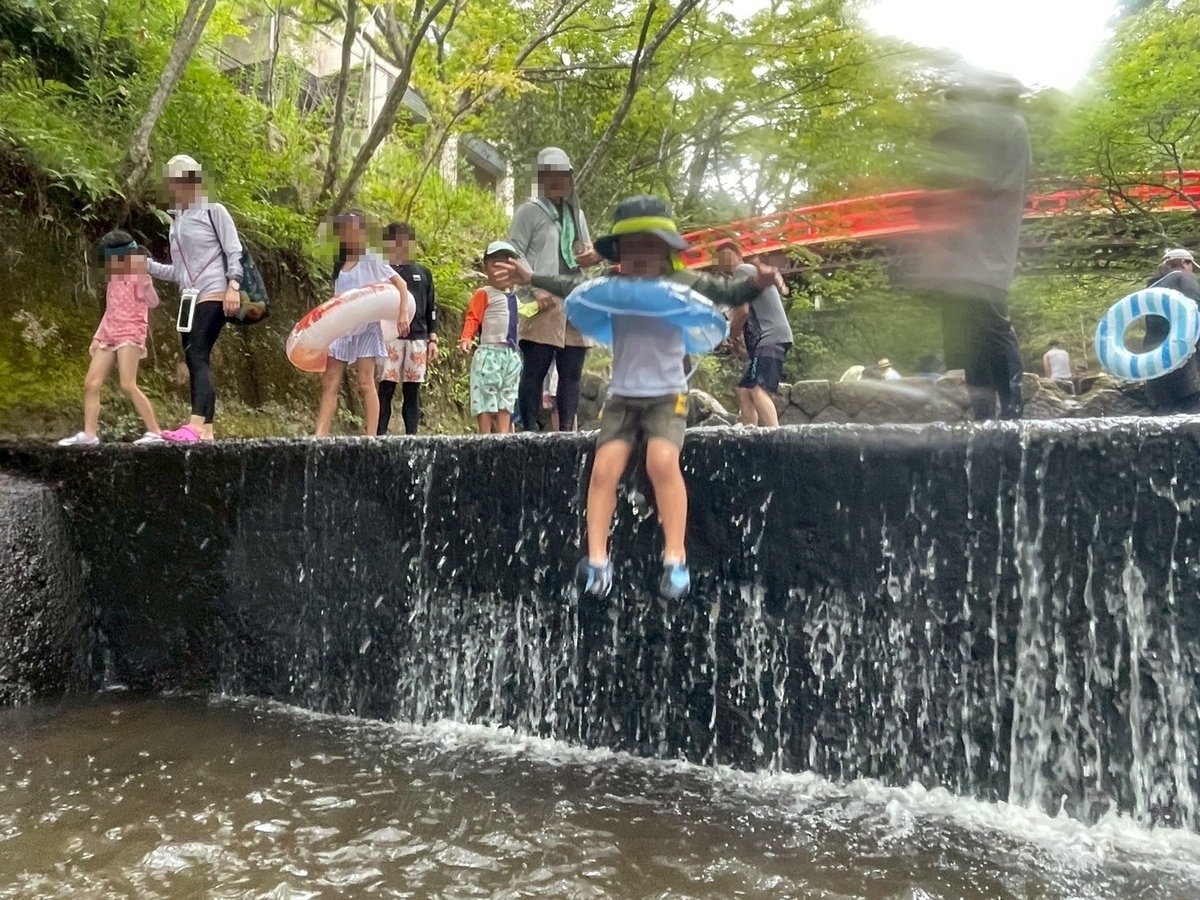 子どもの遊び場｜愛知県瀬戸市にある愛知高原国定公園・岩屋堂公園内にある天然プール（じゃぶじゃぶ池）で飛び込む男の子