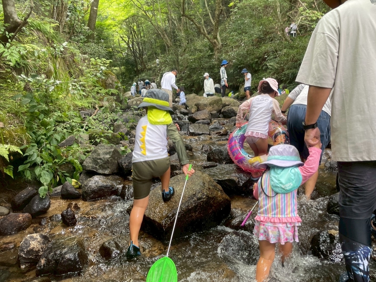 子どもの遊び場｜愛知県瀬戸市にある愛知高原国定公園・岩屋堂公園内にある天然プール（じゃぶじゃぶ池）の沢登り