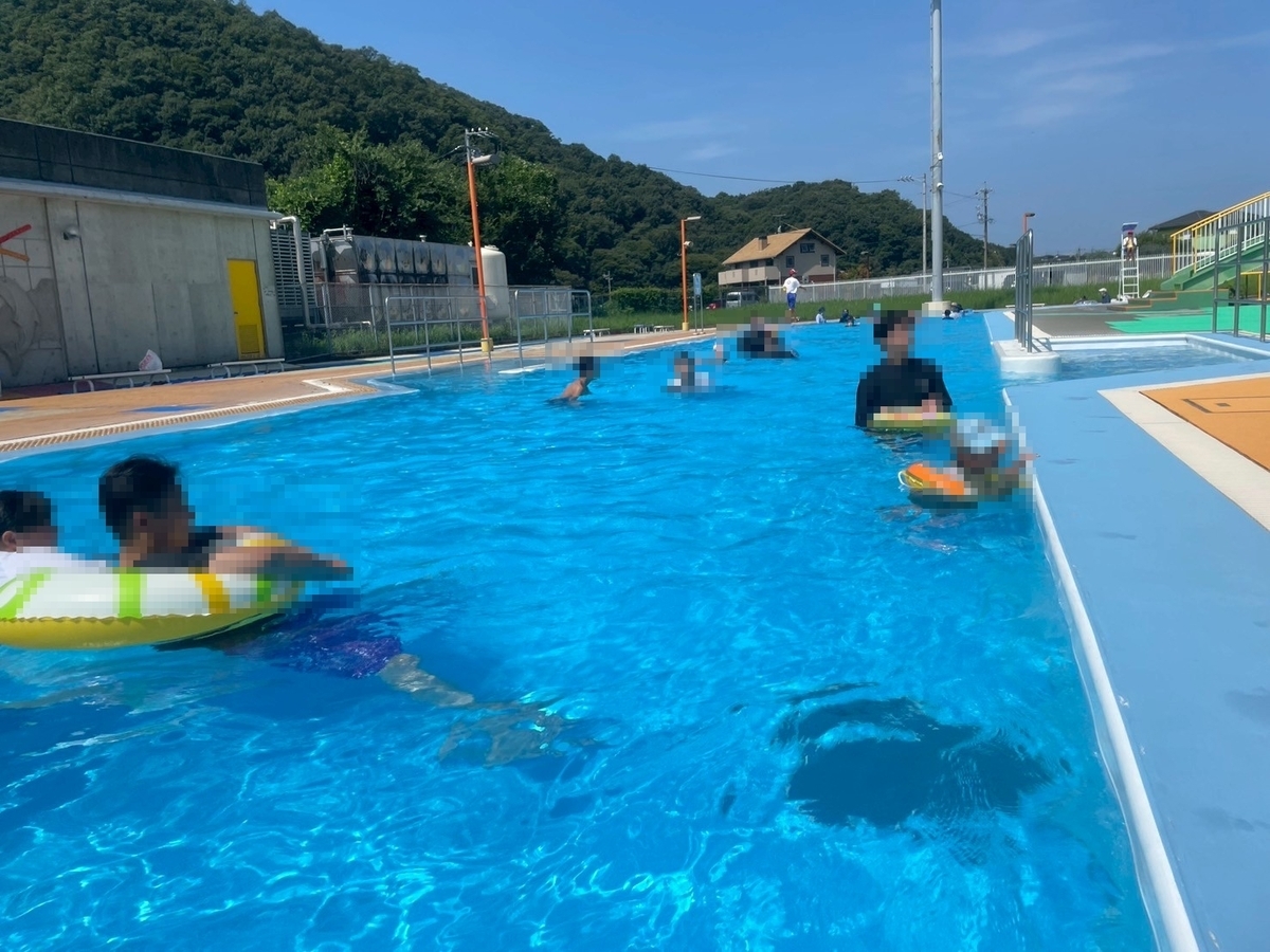子どもの遊び場｜岐阜県各務原市鵜沼にある屋外プール「各務原市民プール」の流水プール
