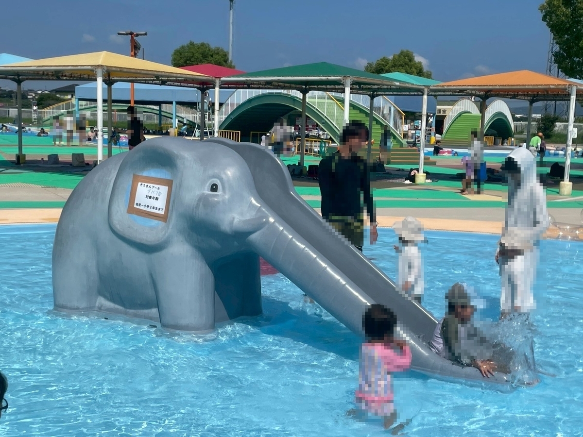 子どもの遊び場｜岐阜県各務原市鵜沼にある屋外プール「各務原市民プール」の幼児用プールゾウさんすべりだい