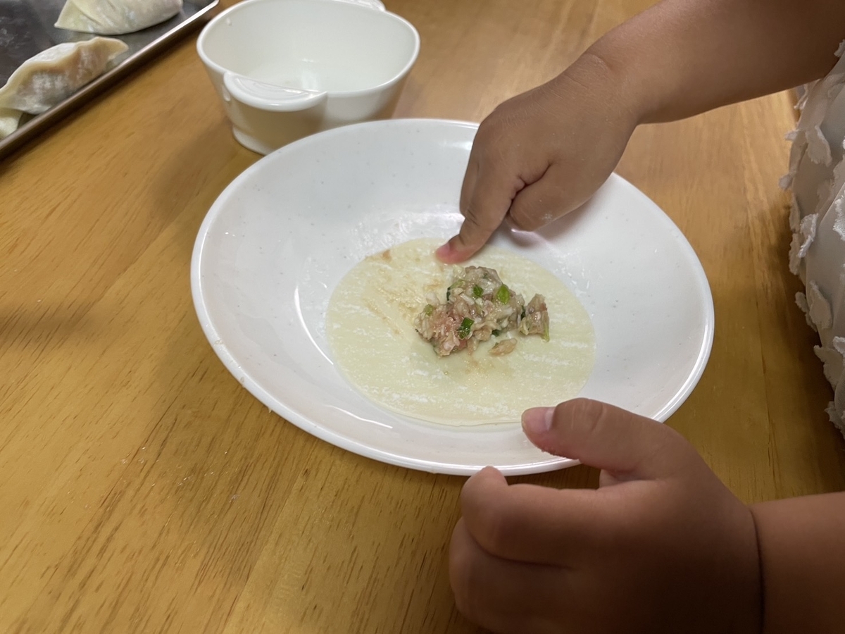 餃子を作る女の子