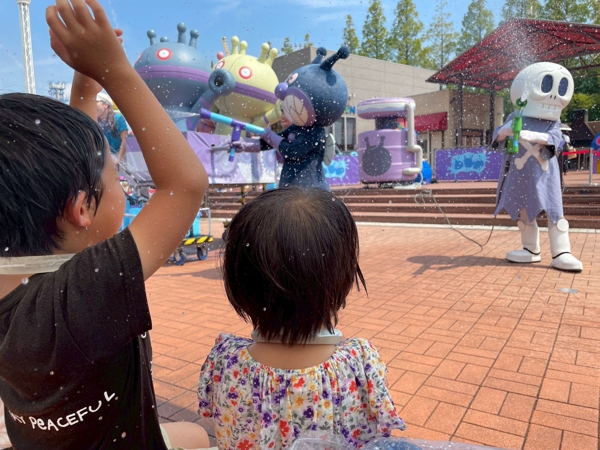 水かけパレードが人気の夏の名古屋アンパンマンこどもミュージアム体験記｜ばいきんまんのイタズラみずてっぽう！オン パレ～ド！の最前列