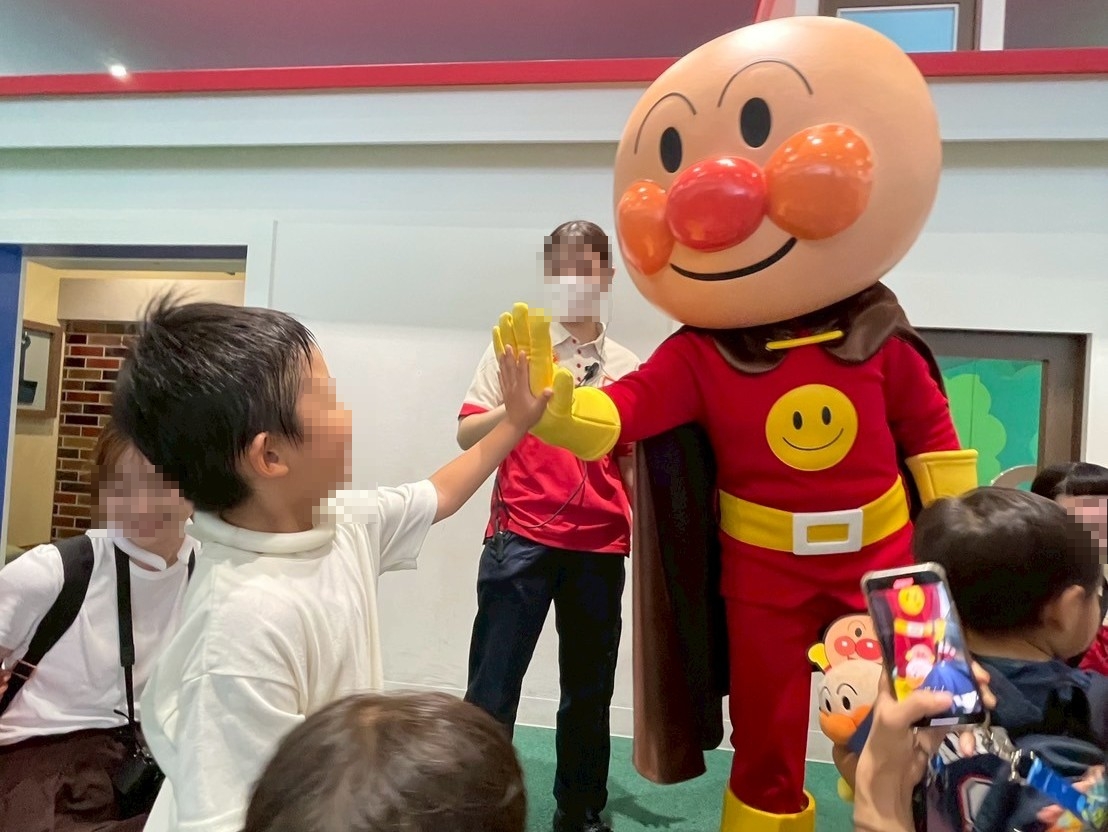 横浜家族旅行2025｜子どもに大人気のみなとみらいにある室内遊び場「横浜アンパンマンこどもミュージアム」のキャラグリアンパンマン