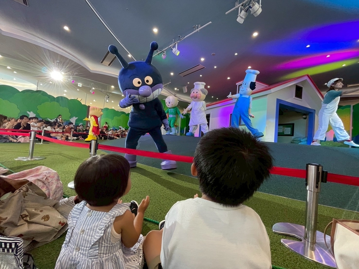 横浜家族旅行2025｜子どもに大人気のみなとみらいにある室内遊び場「横浜アンパンマンこどもミュージアム」のメインステージショーのばいきんまん