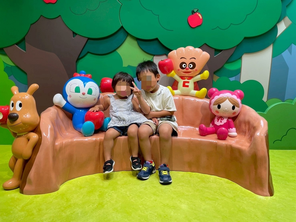 横浜家族旅行2025｜子どもに大人気のみなとみらいにある室内遊び場「横浜アンパンマンこどもミュージアム」のアンパンマンとおうたで遊ぼう♪の様子