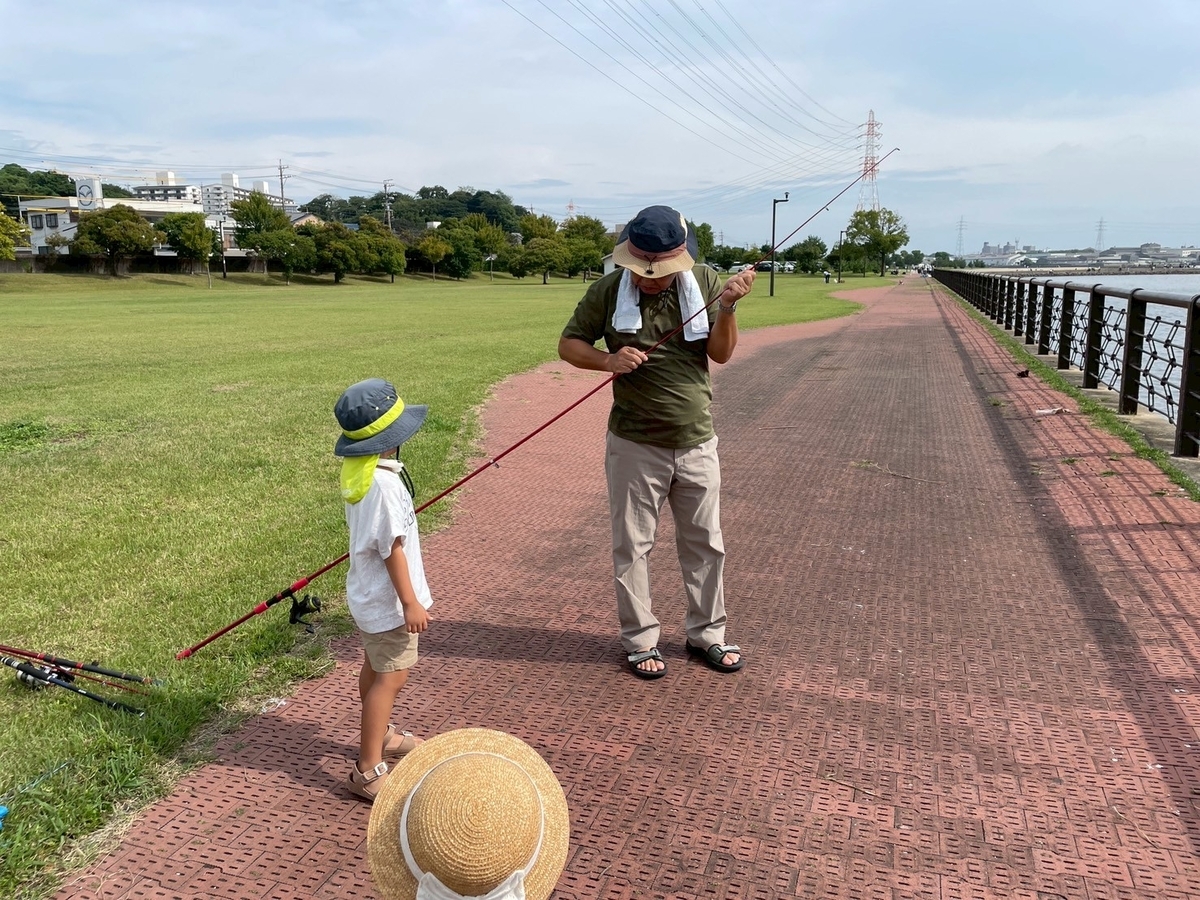 初めてのハゼ釣り体験｜半田市の亀崎海浜緑地でハゼ釣りをする家族