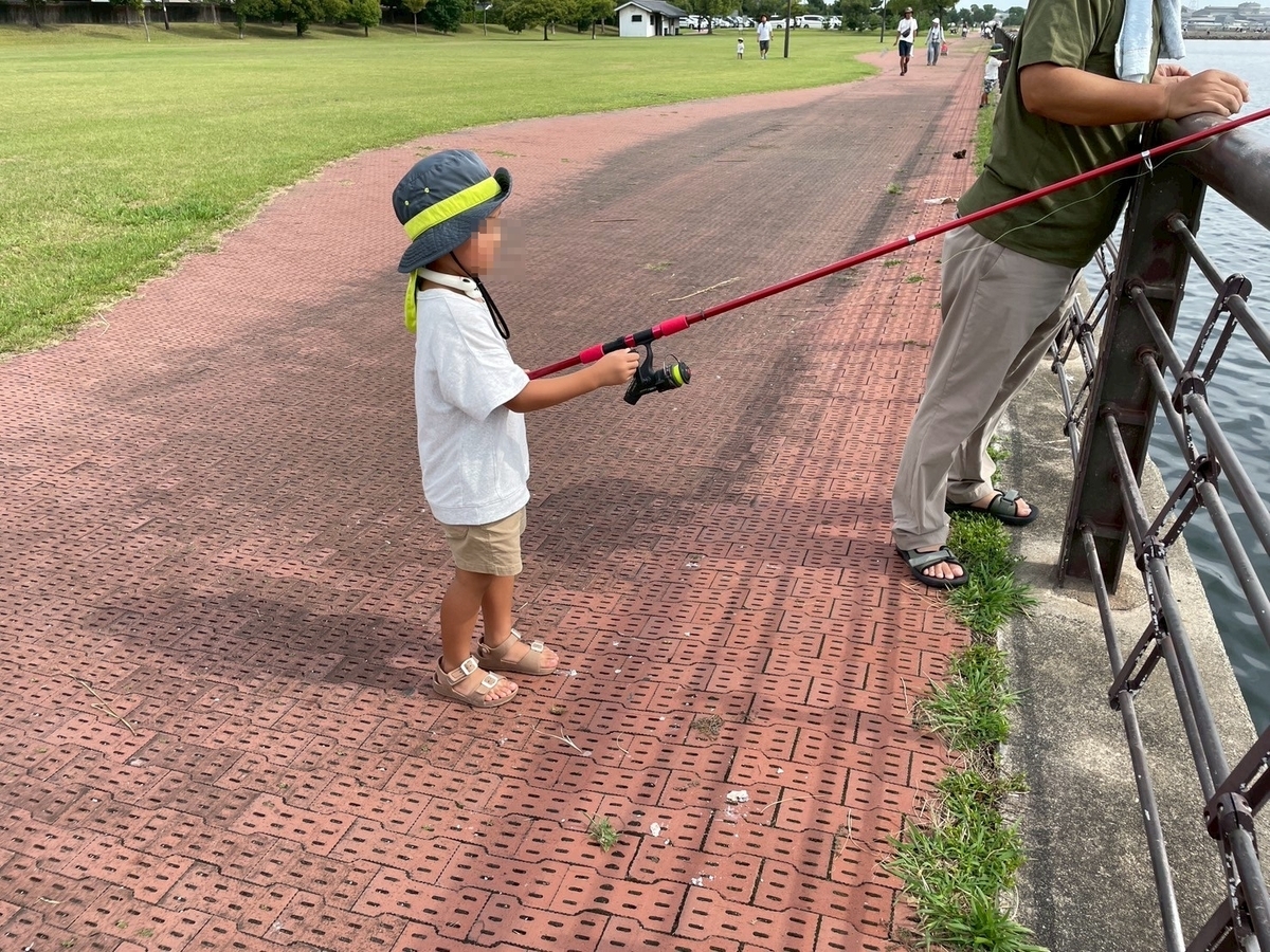 初めてのハゼ釣り体験｜半田市の亀崎海浜緑地でハゼ釣りをする男の子