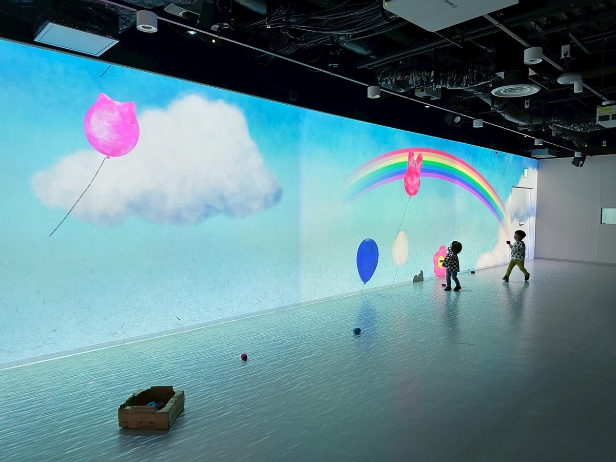 子どもの遊び場｜小牧市にあるこまきこども未来館のデジタルラボで遊び様子