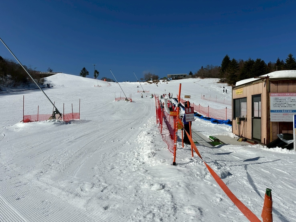 豊根村｜子どものスキーデビューにぴったりな茶臼山高原スキー場の60ｍベルコン左側