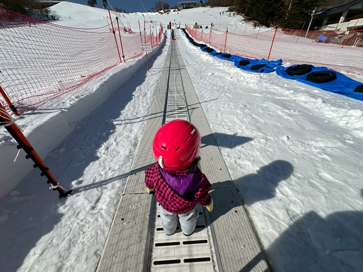 豊根村｜子どものスキーデビューにぴったりな茶臼山高原スキー場のソリ＆スキー用60ｍベルコン