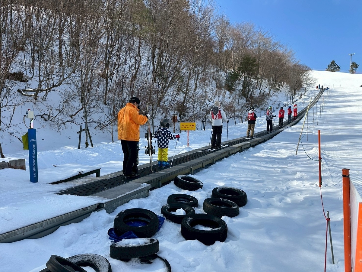 豊根村｜子どものスキーデビューにぴったりな茶臼山高原スキー場で120mベルコンにのる初心者