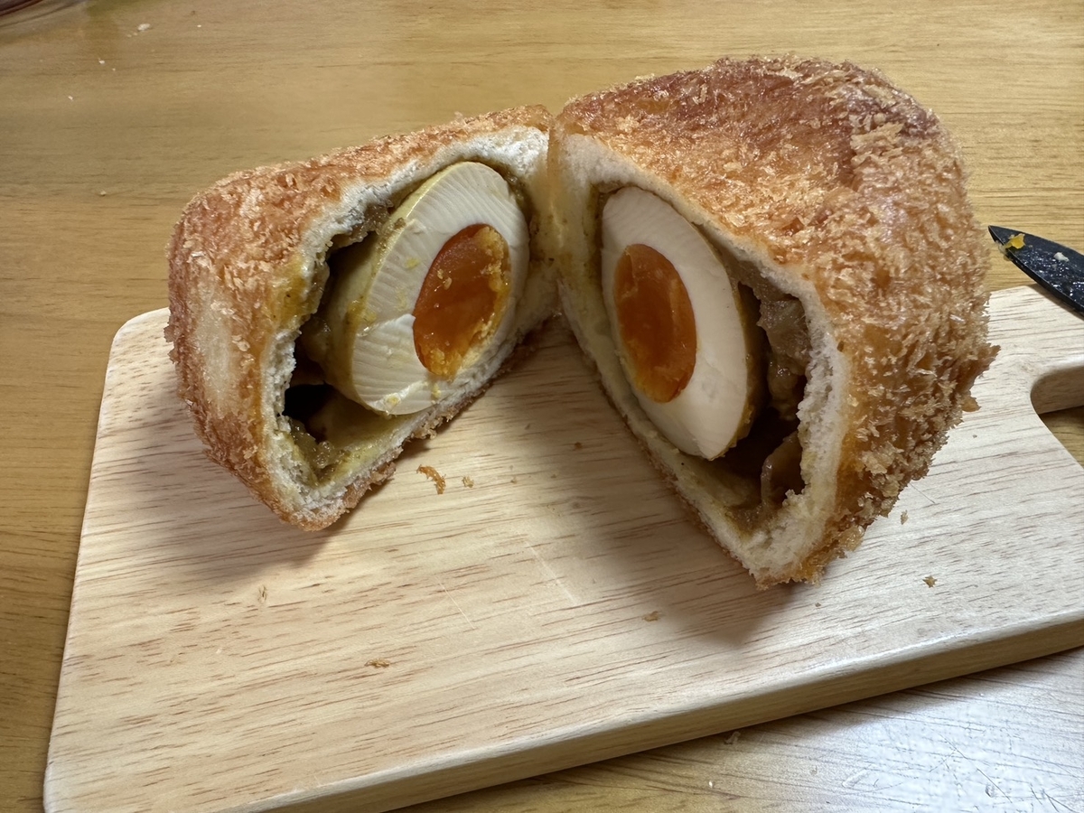 おすすめパン｜東浦町の東浦イオン１階にあるカレーパン専門店「ガラムとマサラ」の半熟煮卵のカレーパン断面