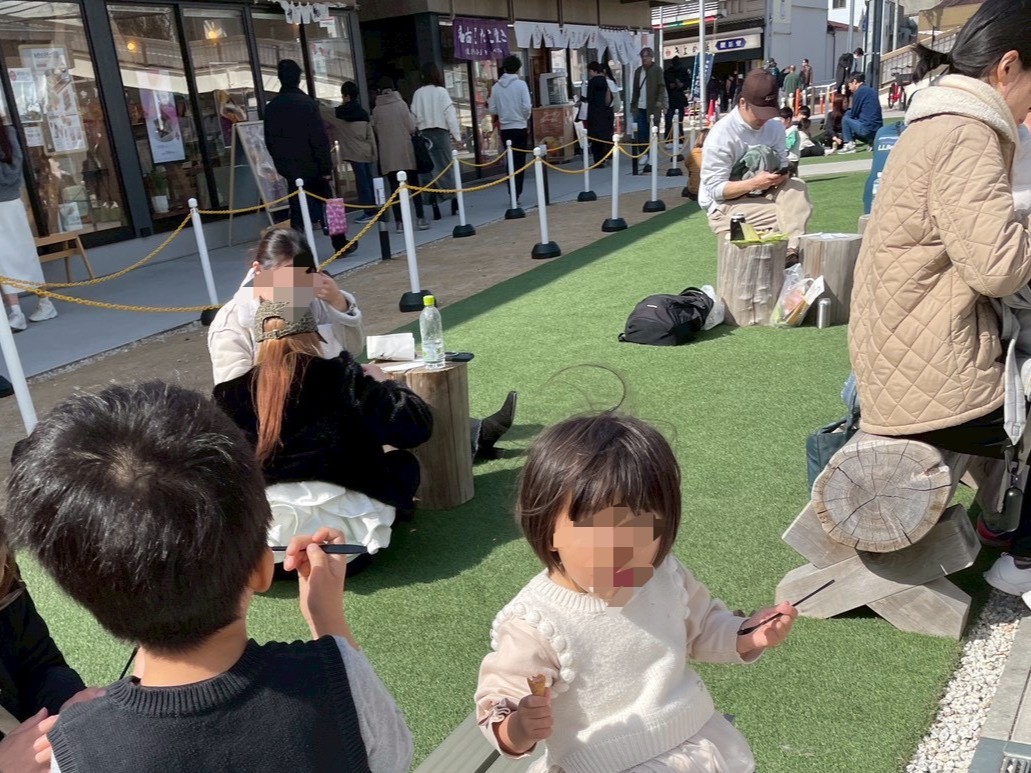 名鉄神宮駅前にある「あつたnagAya」に入っている「CROCE&Co.クローチェ」のアイスを芝生広場で食べる子ども