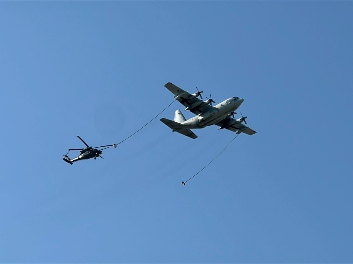 航空自衛隊小牧基地航空祭2026｜オープンベース当日の空中展示「ヘリへの空中給油」の様子