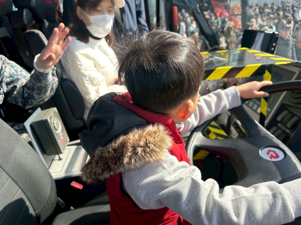 航空自衛隊小牧基地航空祭2026｜化学消防車乗車体験で運転席に座る男児