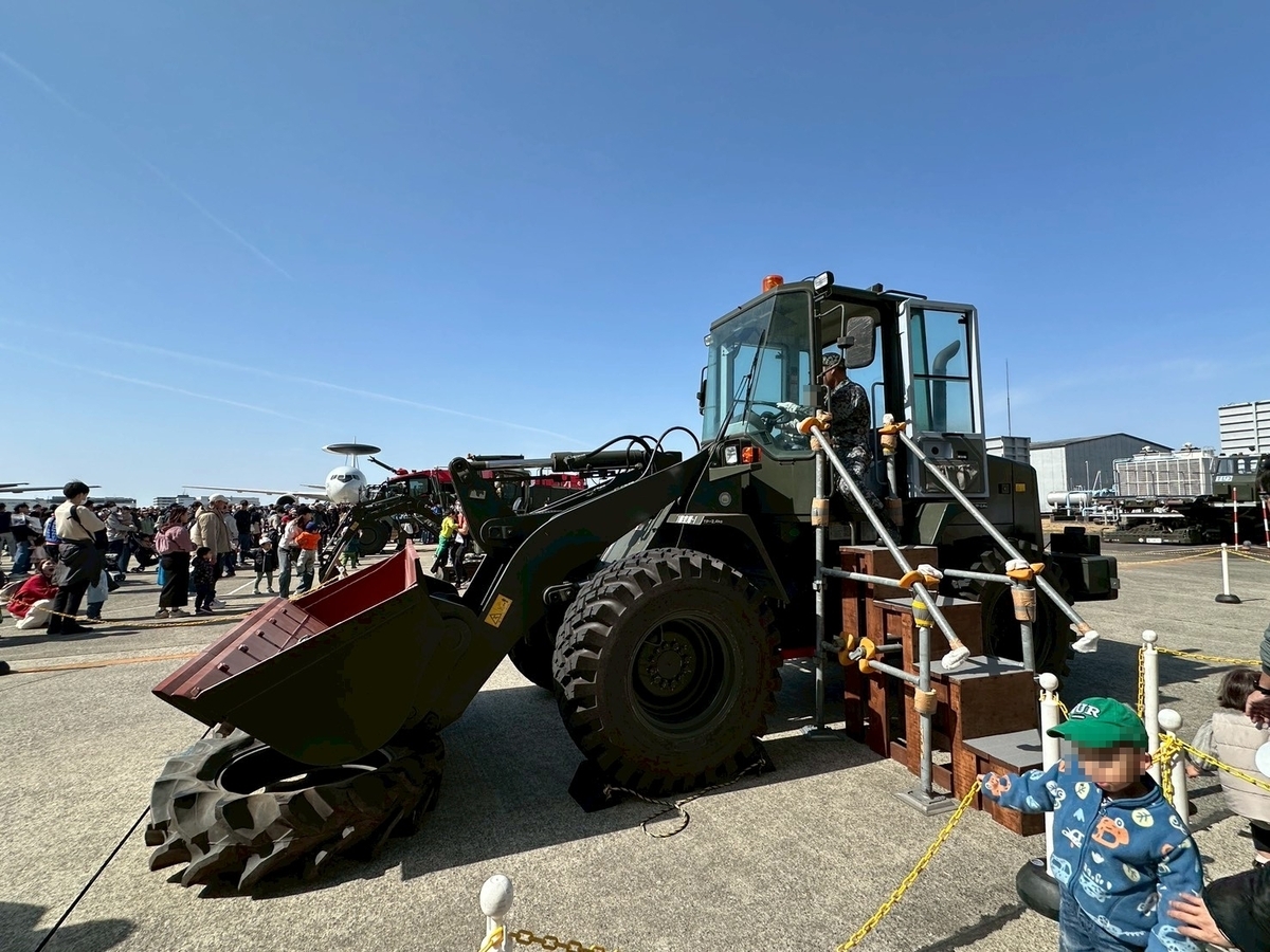 航空自衛隊小牧基地航空祭2026｜乗車体験ができる展示のショベルローダ