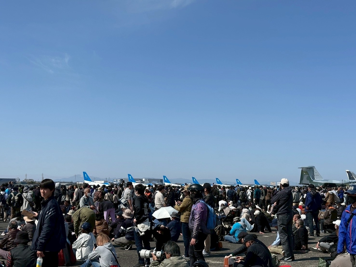 航空自衛隊小牧基地航空祭2026｜ブルーインパルスの飛行展示を待つ