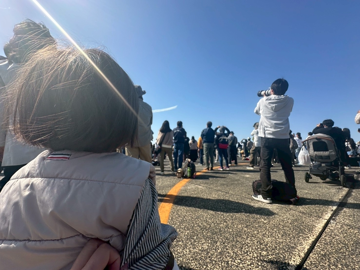 航空自衛隊小牧基地航空祭2026｜ブルーインパルスの飛行展示をみる女の子