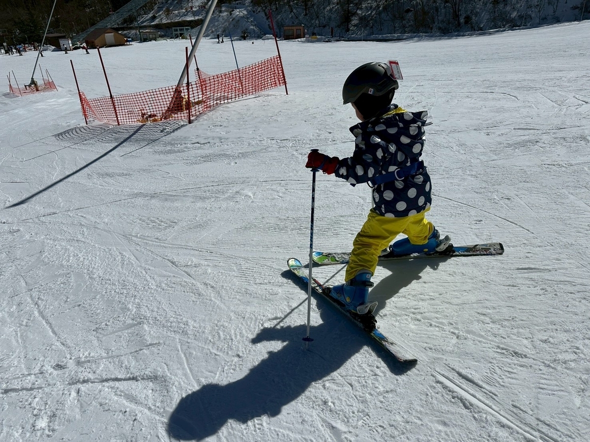 子どもとおでかけ｜ゲレンデにベルコンがある茶臼山高原スキー場でスキーをする男の子