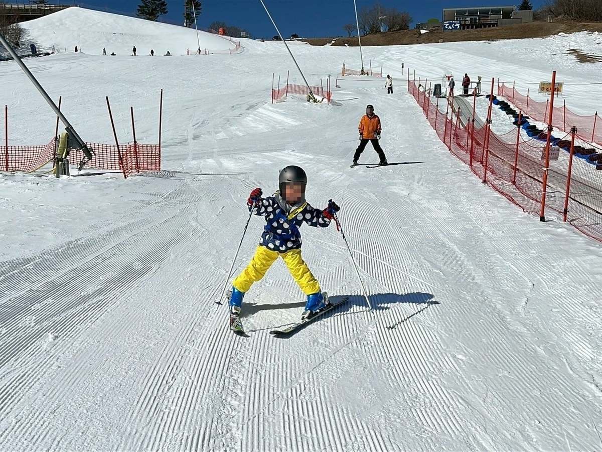 子どもとおでかけ｜ゲレンデにベルコンがある茶臼山高原スキー場でスキーをする男の子