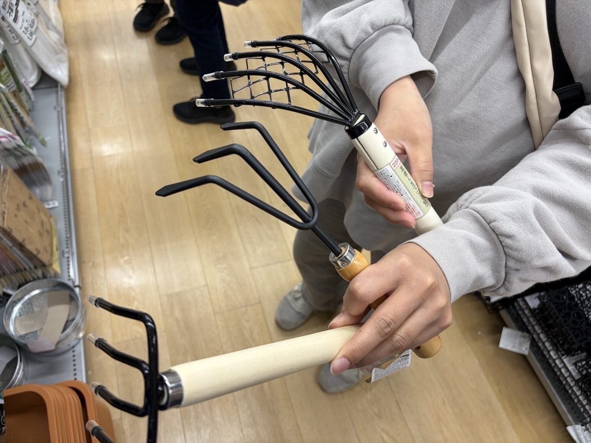 ダイソーの潮干狩りグッズ2026｜忍者くまで（アミ付き）と熊手色々