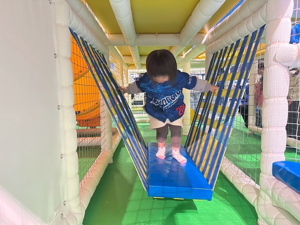 バンテリンドームナゴヤのドラゴンズワールドキッズエリアにある子どもの遊び場「幼児用スライダー」