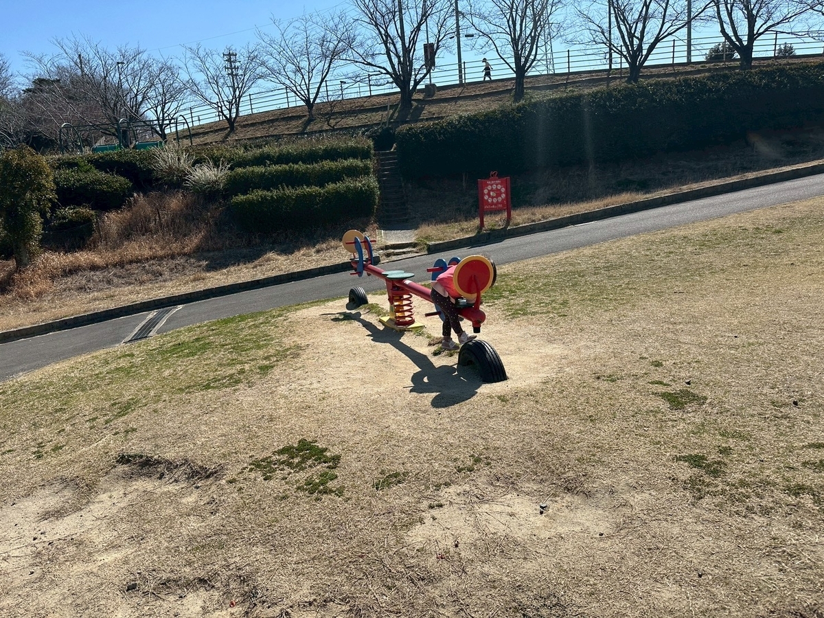 子どもの遊び場｜知多市にある遊具がリニューアルしたメディアス七曲公園のシーソー