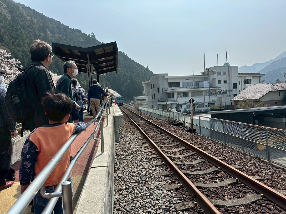 子どもとおでかけ｜大垣駅から垂水駅までをつなぐ樽見鉄道の樽見駅のホーム