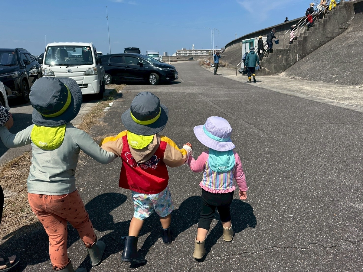 知多半島で潮干狩り｜常滑市にある樽水海岸で初めての潮干狩りに向かう子どもたち