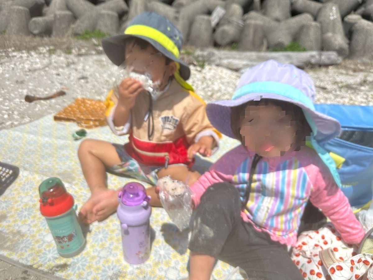 知多半島で潮干狩り2026｜常滑市にある樽水海岸で潮干狩りをする人とレジャーシートでご飯中の子ども