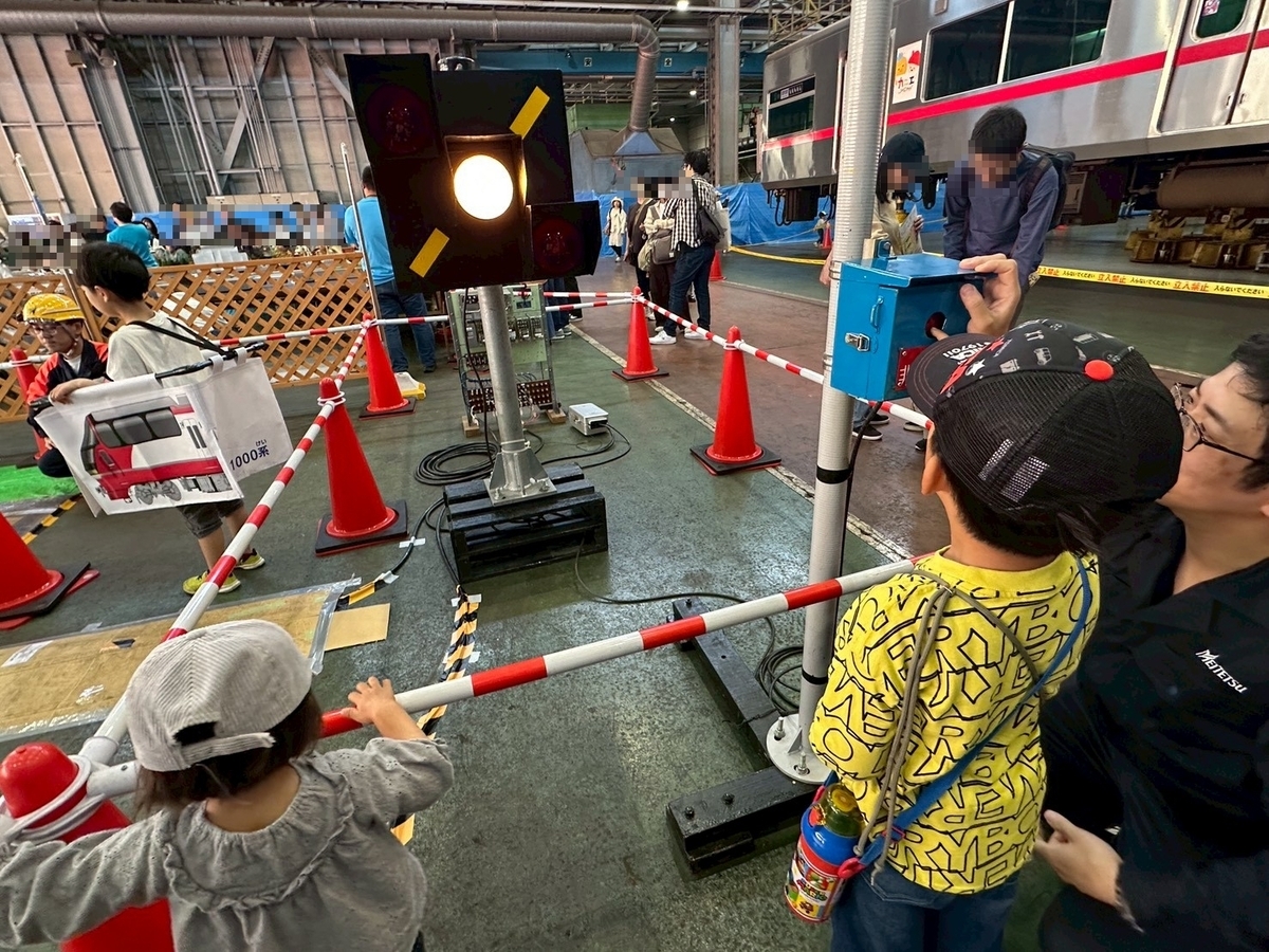 名鉄でんしゃまつり2026｜踏切非常ボタンを押す体験をする男児