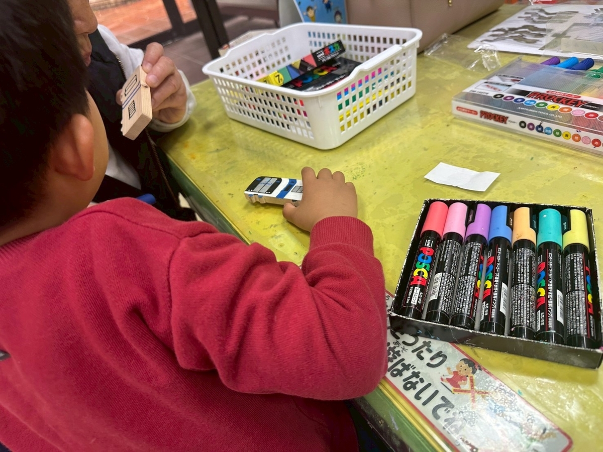 子どもとおでかけ|雨の日も楽しめる!岡崎市にある「おかざき世界子ども美術博物館」の親子造形センターの木工マグネット教室の様子