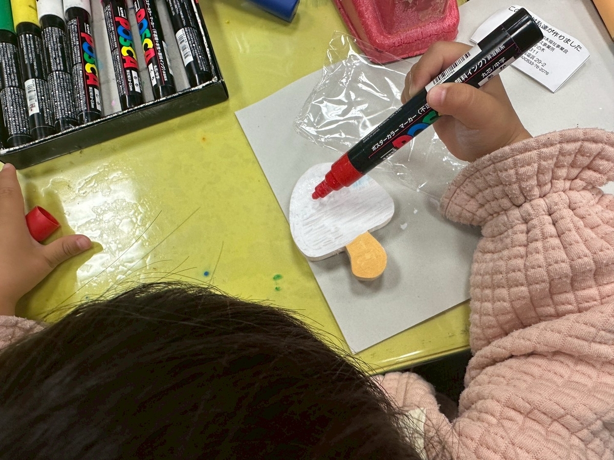 子どもとおでかけ|雨の日も楽しめる!岡崎市にある「おかざき世界子ども美術博物館」の親子造形センターの木工マグネット教室の様子