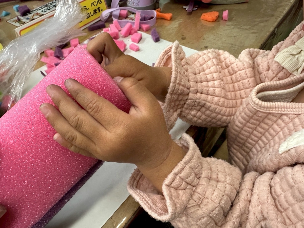 子どもとおでかけ|雨の日も楽しめる!岡崎市にある「おかざき世界子ども美術博物館」の親子造形センターのウレタン工作をする女の子
