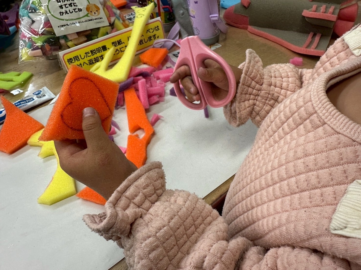 子どもとおでかけ|雨の日も楽しめる!岡崎市にある「おかざき世界子ども美術博物館」の親子造形センターのウレタン工作をする女の子