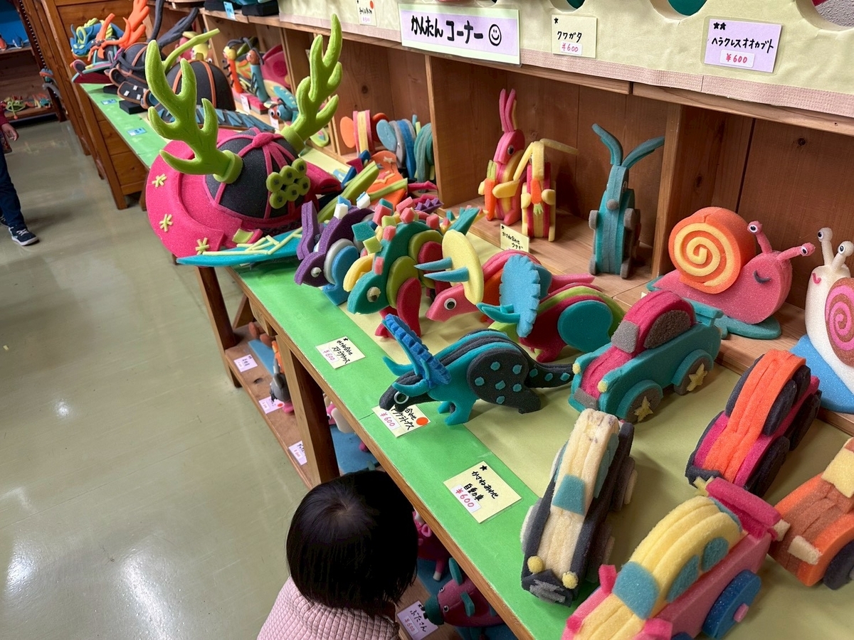 子どもとおでかけ|雨の日も楽しめる!岡崎市にある「おかざき世界子ども美術博物館」の親子造形センターの木工マグネット教室の様子
