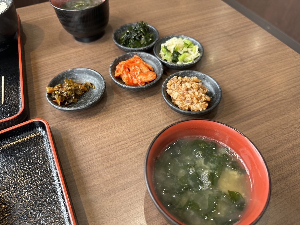 半田市｜あみやき亭系列の感動の肉と米半田店の副菜とお味噌汁