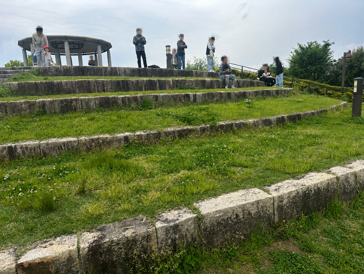 豊中市観光スポット｜飛行機の離発着を見ながら遊具で遊べる公園「伊丹スカイパーク」の大空の丘
