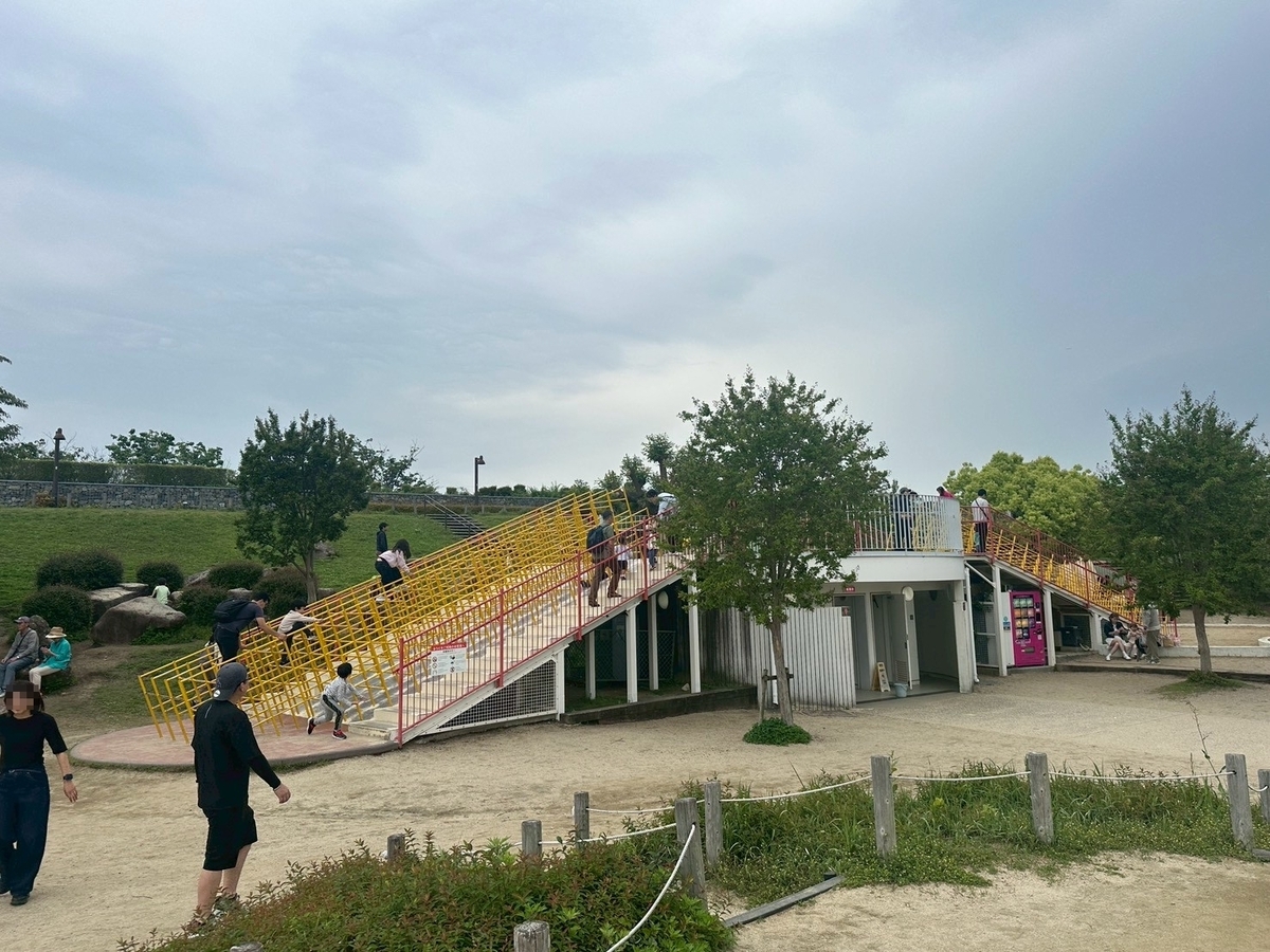 豊中市観光スポット｜飛行機の離発着を見ながら遊具で遊べる公園「伊丹スカイパーク」の遊具エリアにあるジャングルジム