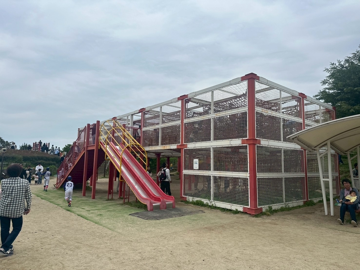 豊中市観光スポット｜飛行機の離発着を見ながら遊具で遊べる公園「伊丹スカイパーク」の遊具エリアにある巨大立体迷路