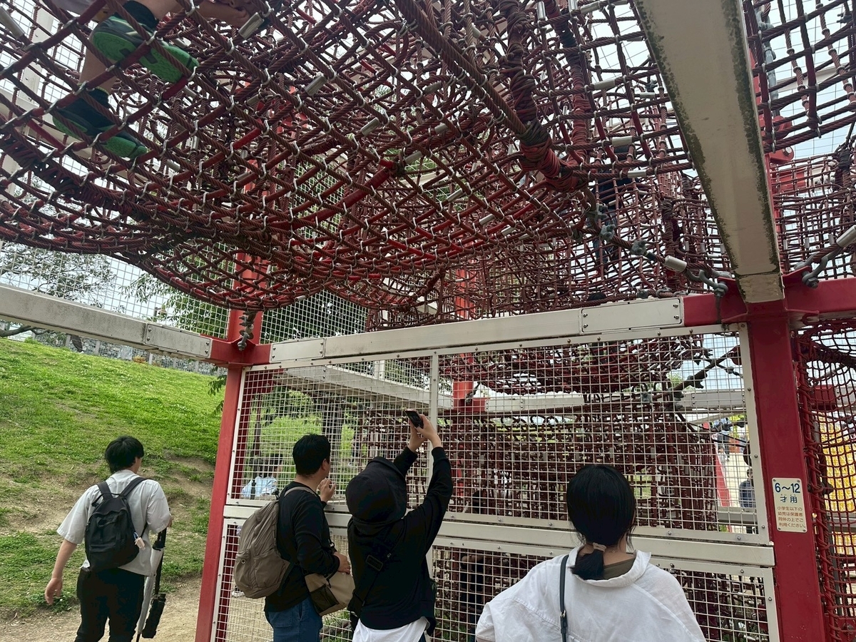 豊中市観光スポット｜飛行機の離発着を見ながら遊具で遊べる公園「伊丹スカイパーク」の遊具エリアにある巨大立体迷路