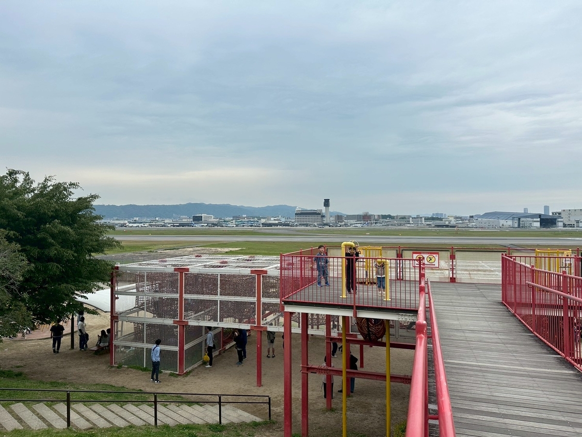 豊中市観光スポット｜飛行機の離発着を見ながら遊具で遊べる公園「伊丹スカイパーク」の遊具エリアにある巨大立体迷路の全体