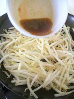 もやしに調味料をかける もやしに調味料をかける