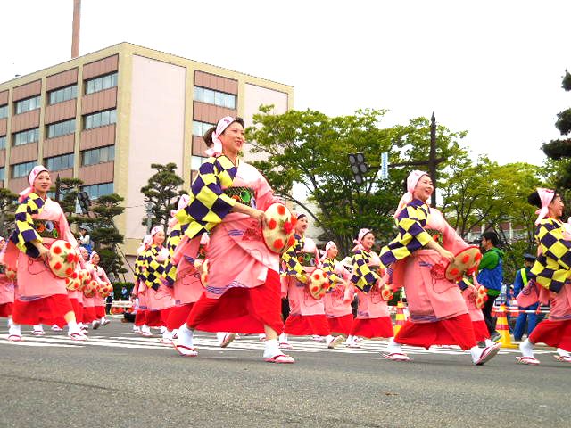 誇りの花 紅花とともに舞う 山形花笠まつり 始まりは土搗き みちなるみちのく