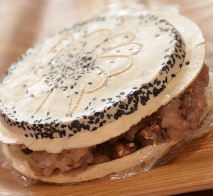 甘 い赤飯を南部せんべいでサンド 腹持ち重視な畑のお弁当 こびりっこ 青森 岩手 みちなるみちのく 甘 い赤飯を南部せんべいでサンド 腹持ち重視な畑のお弁当 こびりっこ 青森 岩手 みちなるみちのく