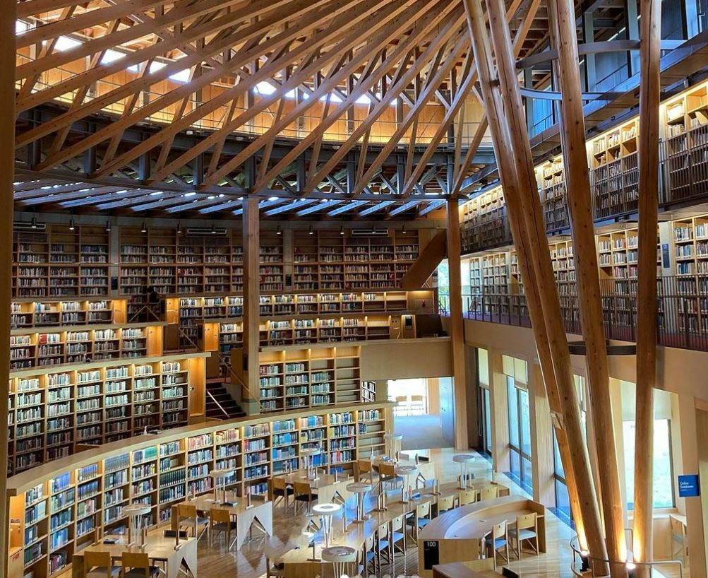 アトリエgg 秋の図書館 まるでコロッセウム！24時間365日稼働する美しすぎる図書館（秋田