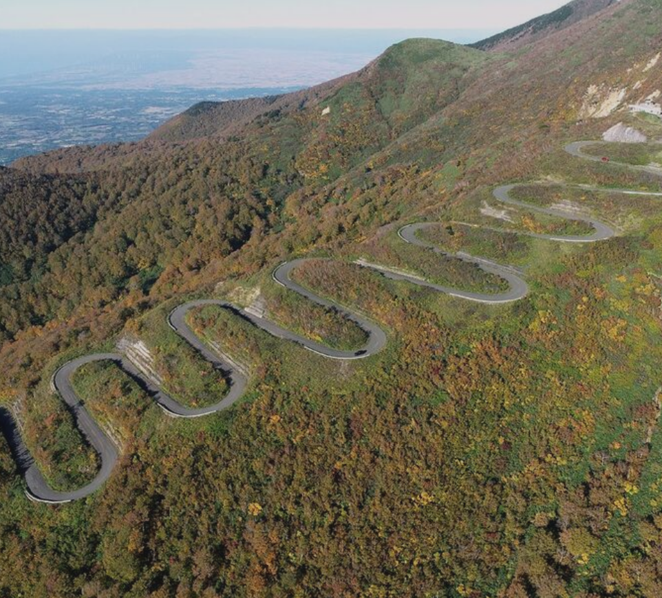 まさに「つづら折り」 津軽岩木スカイラインで紅葉見頃（青森） - みち