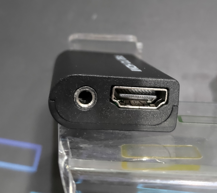 イヤホンジャックとHDMI