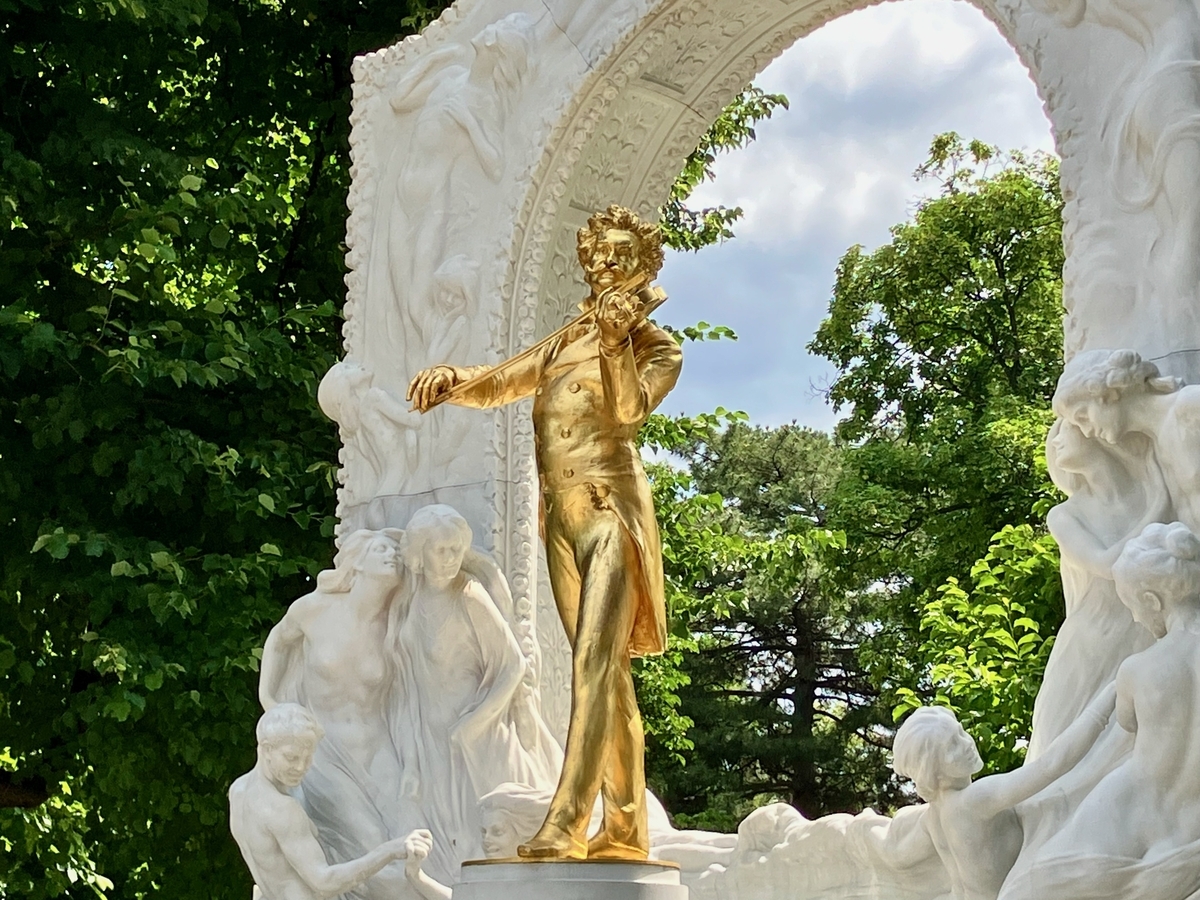 ウィーン市立公園にある黄金のヨハン・シュトラウス2世の像